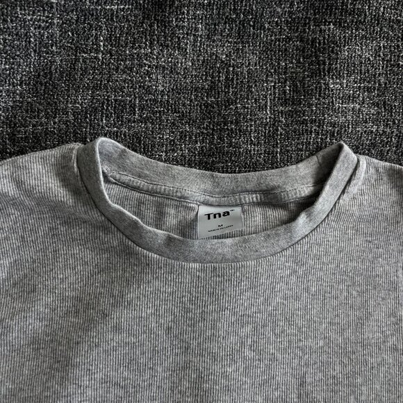Aritzia TNA Crop Grey T-Shirt - Size Medium - Picture 3 of 7